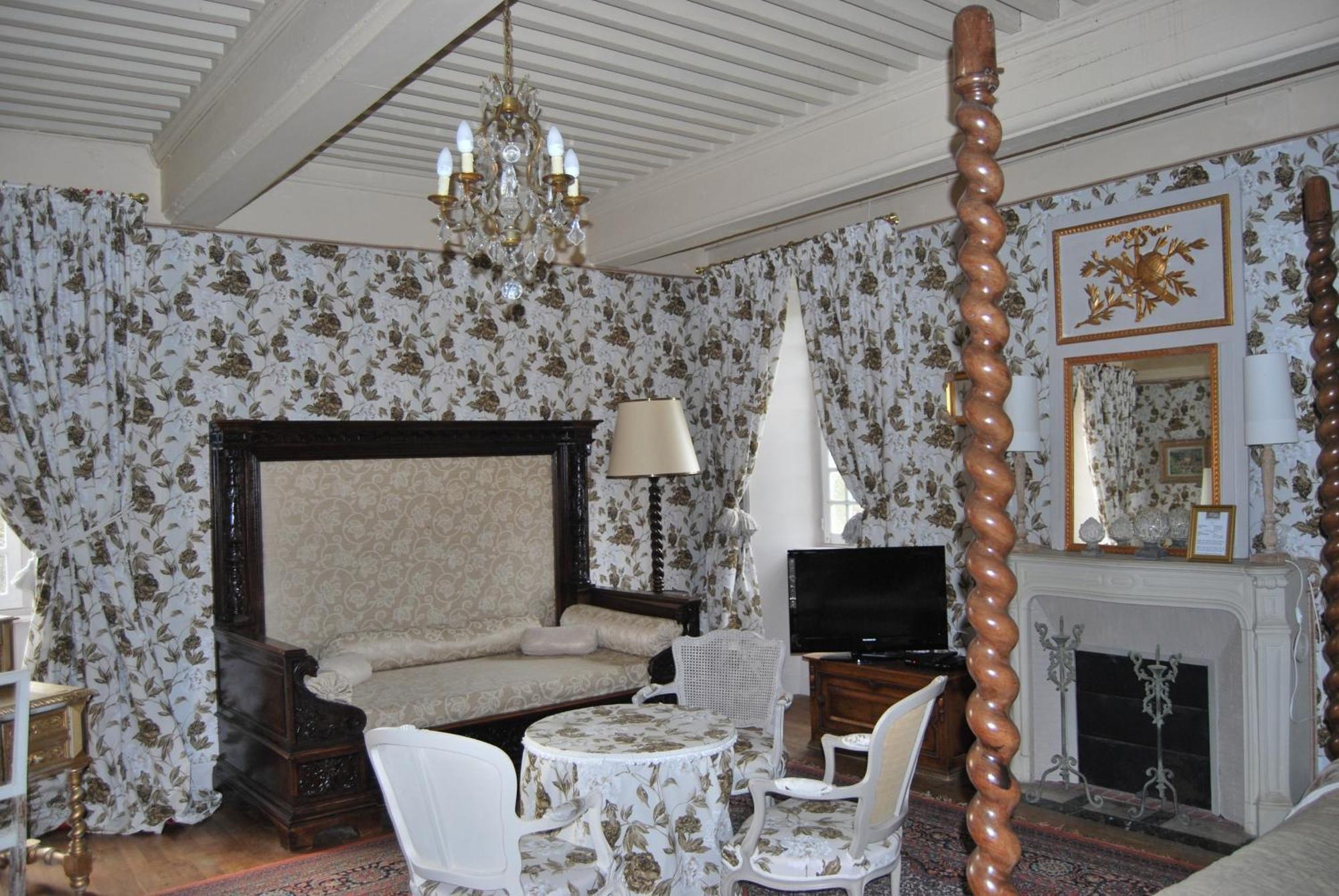 Chateau De Chantelauze Olliergues Zimmer foto